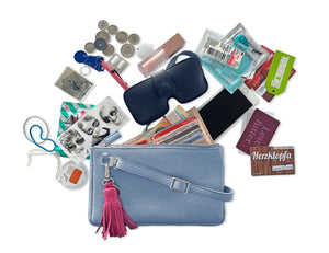 mini bag in hellblau, die man auch als Clutch oder als Crossbody bag verwenden kann. Kleine Tasche in blau
