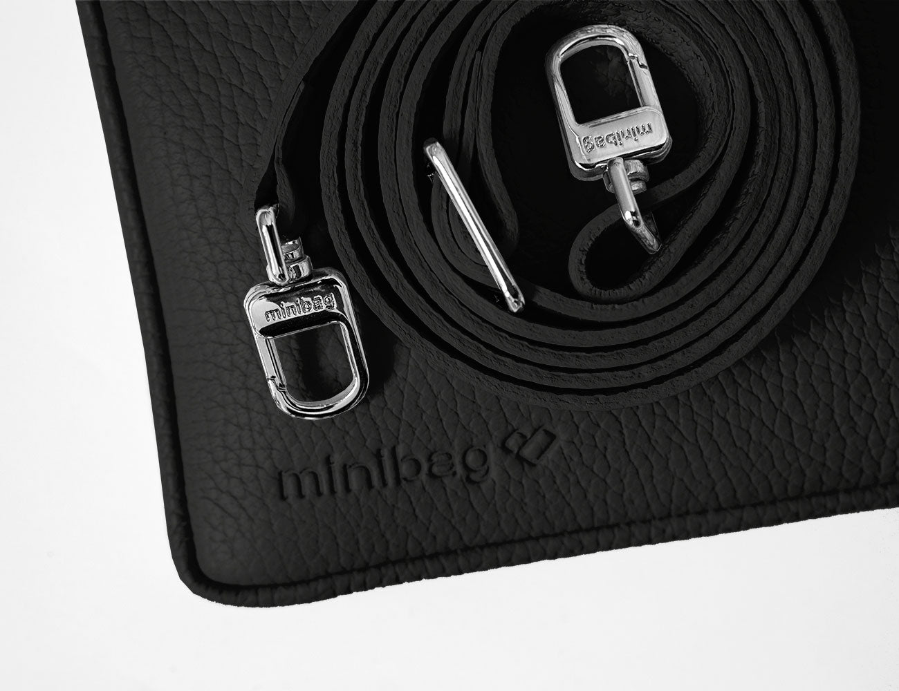 minibag black, schwarze Ledertasche, schwarzer Ledergurt, Prägung minibag Logo, minibag schwarz