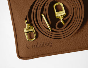 minibag cognac Edition GOLD, braune Ledertasche, goldene Details, braune Clutch, minibag Detailaufnahme, minibag Logo